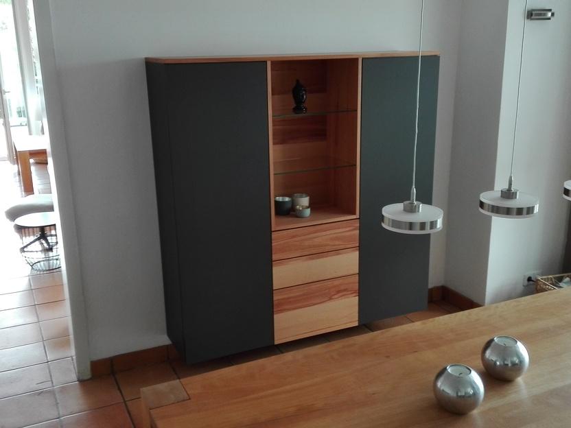 Designer-Schrank mit Holz und Schwarz von Tischlermeister Thorsten Reinhardt Stilvoller Designer-Schrank mit schwarzen Fronten, Holzdetails und Glasböden, ideal für die moderne und elegante Wohnraumgestaltung.