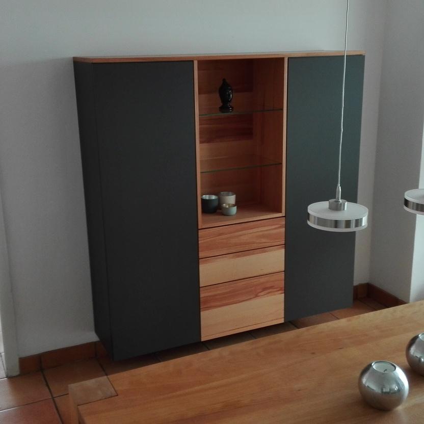 Stilvoller Designer-Schrank mit schwarzen Fronten, Holzdetails und Glasböden, ideal für die moderne und elegante Wohnraumgestaltung.