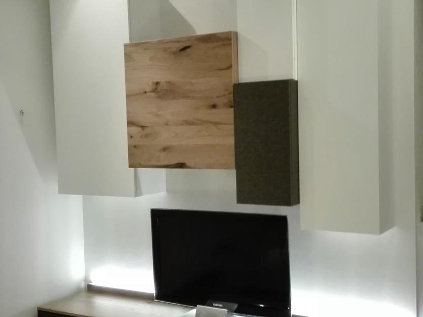 Wohnwand nach Maß von Tischlermeister Thorsten Reinhardt Moderne Wohnwand nach Maß mit hängenden Schränken, Holz- und Stoffelementen, sowie integriertem Beleuchtungssystem, ideal für eine stilvolle und funktionale Wohnzimmereinrichtung.