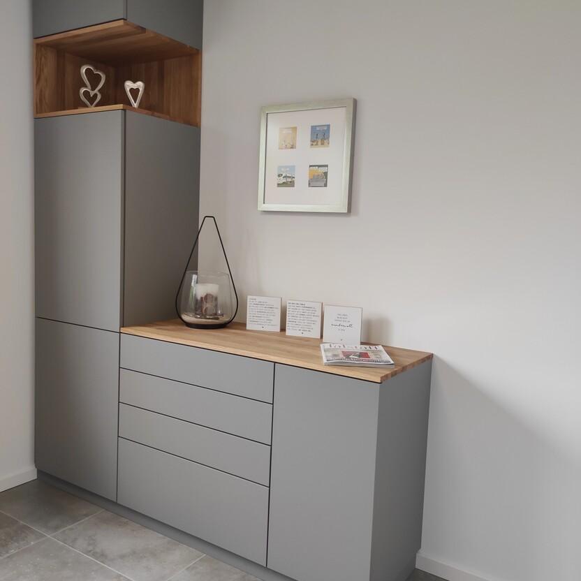 Stilvolles graues Sideboard nach Maß mit Holzarbeitsplatte und offenem Regal, perfekt für eine moderne und funktionale Wohnraumeinrichtung.