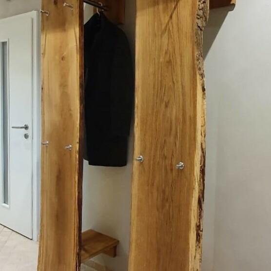 Garderobe aus Massivholz von Tischlermeister Thorsten Reinhardt Rustikale Garderobe aus massivem Holz mit natürlicher Baumkante, Kleiderhaken und Ablage, ideal für eine stilvolle und natürliche Raumgestaltung.