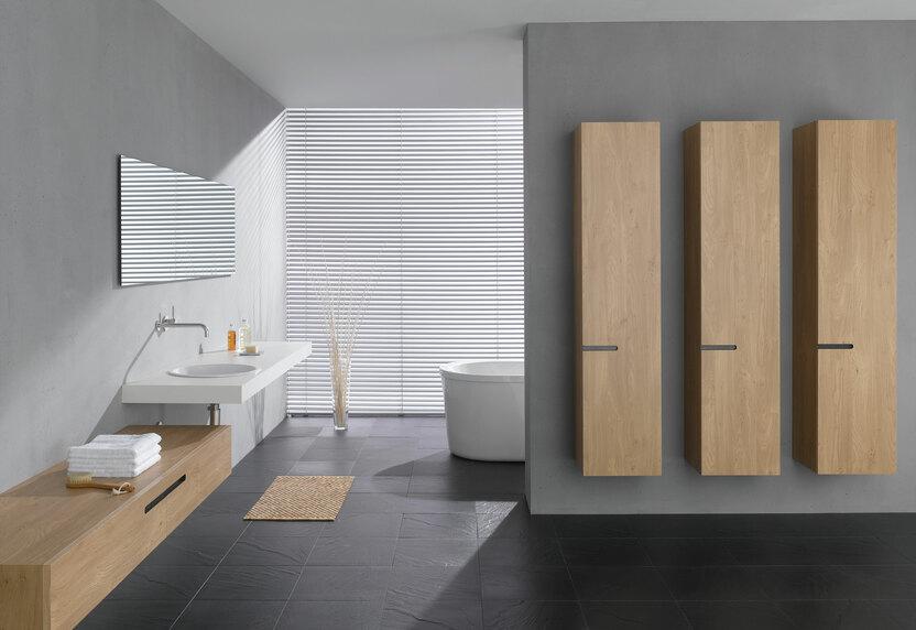 Badezimmerimpression mit drei modernen Schrankelementen auf Trennwand