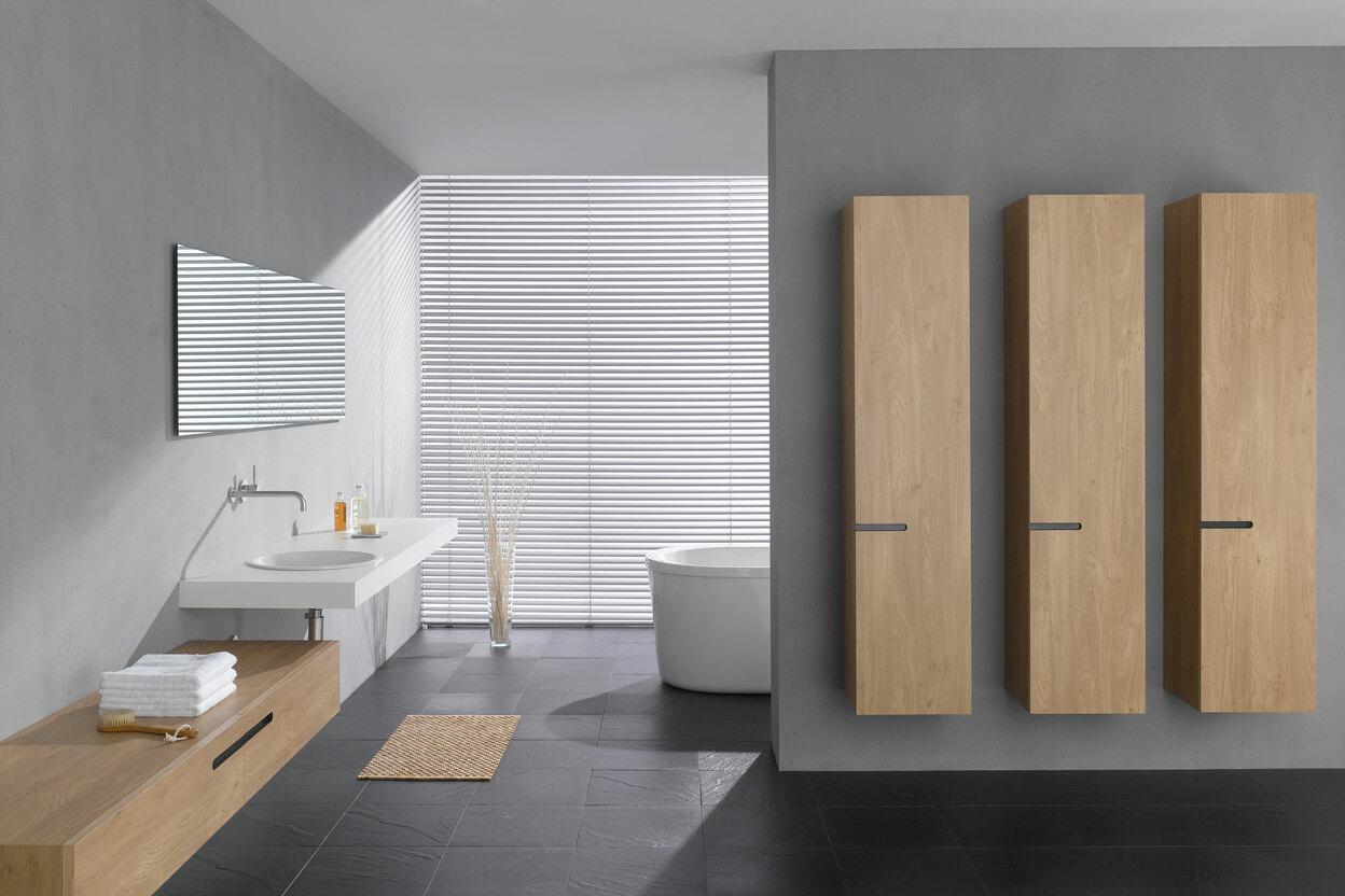 Badezimmerimpression mit drei modernen Schrankelementen auf Trennwand