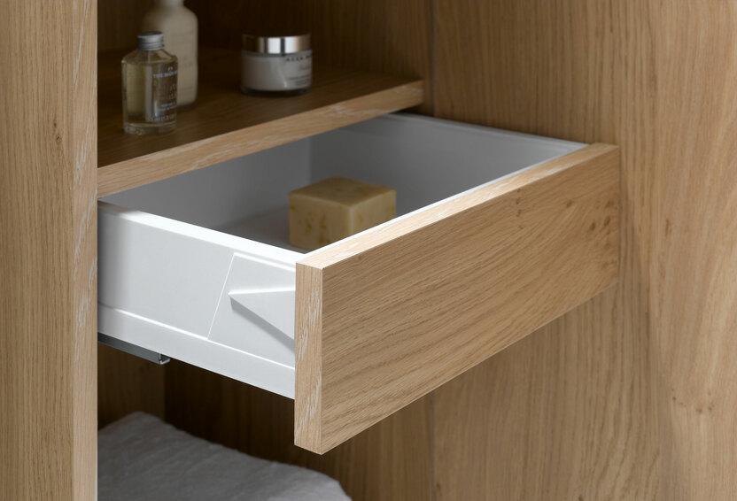 Schubladenelement mit veredeltem Holz im Badschrank