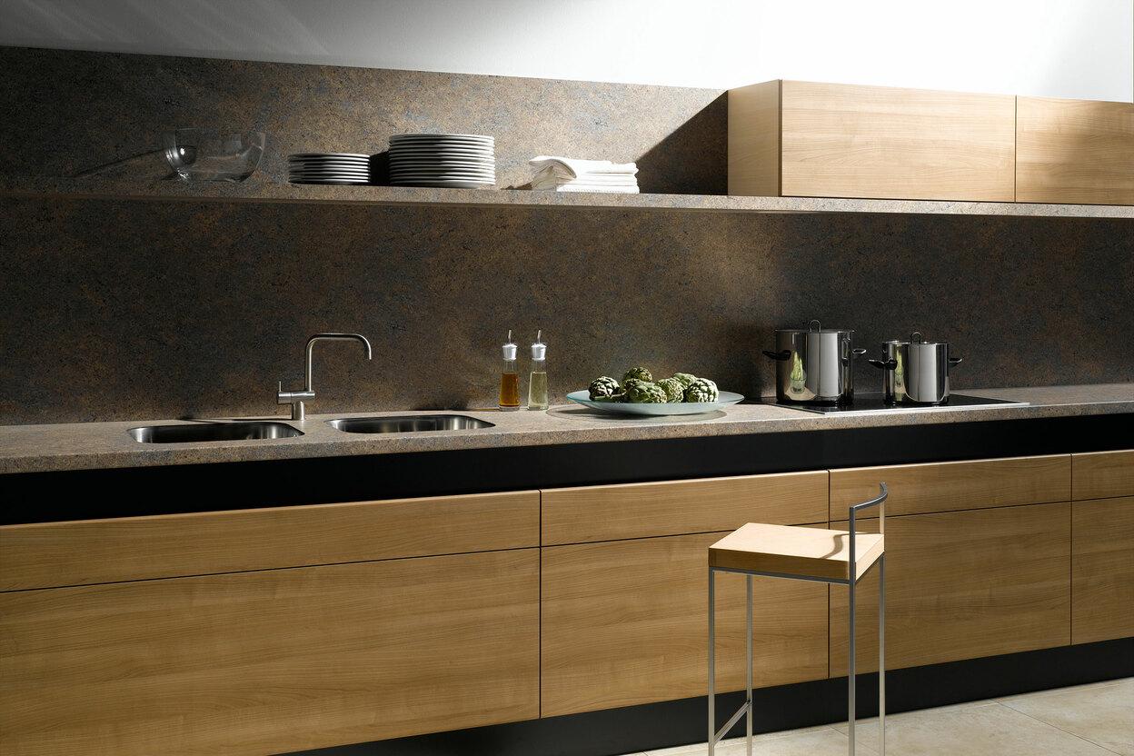 Küchenzeile aus Massivholz mit schwarzer Arbeitsplatte, Spülbecken und Wandregal