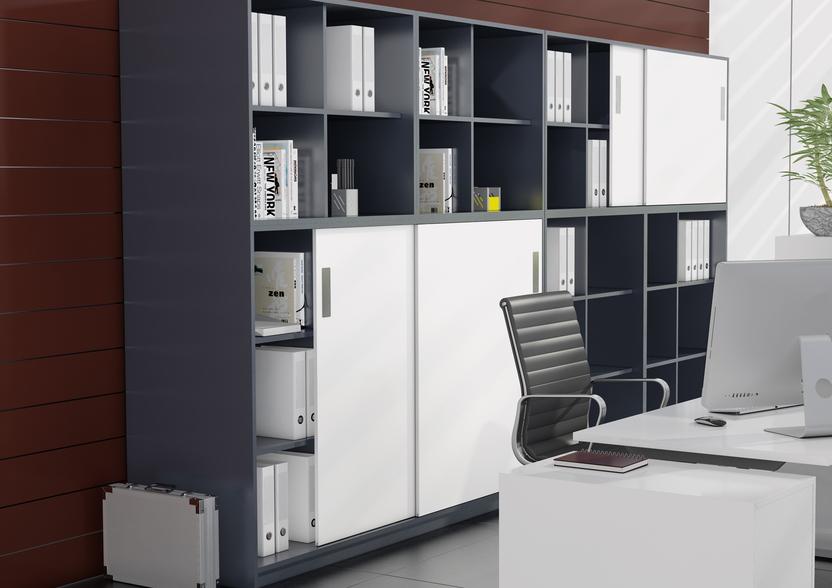 Büroimpressionen mit Fokus auf dunkles offenes Regalsystem in Kombination mit weißen Schiebetüren