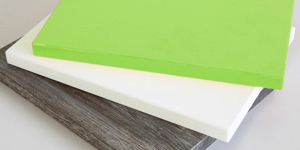 Detailaufnahme von nachbestellbaren Muster-Oberflächen in verschiedenen Lackierungen