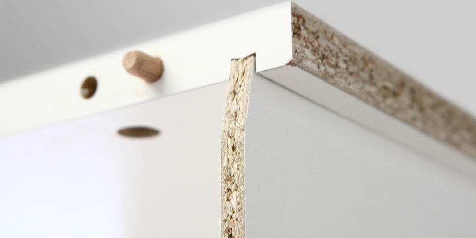 Detailaufnahme einer eingeschobenen Schrankrückwand von der Seite