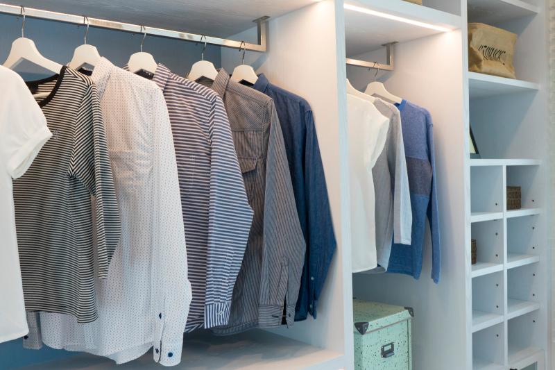 Kleiderschrank mit verschiedenen Fächern