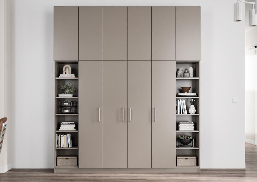 Ein maßgefertigter, taupefarbener Schrank mit glatten Türen, flankiert von offenen Bücherregalen mit diversen Dekorationsobjekten und Aufbewahrungsboxen.