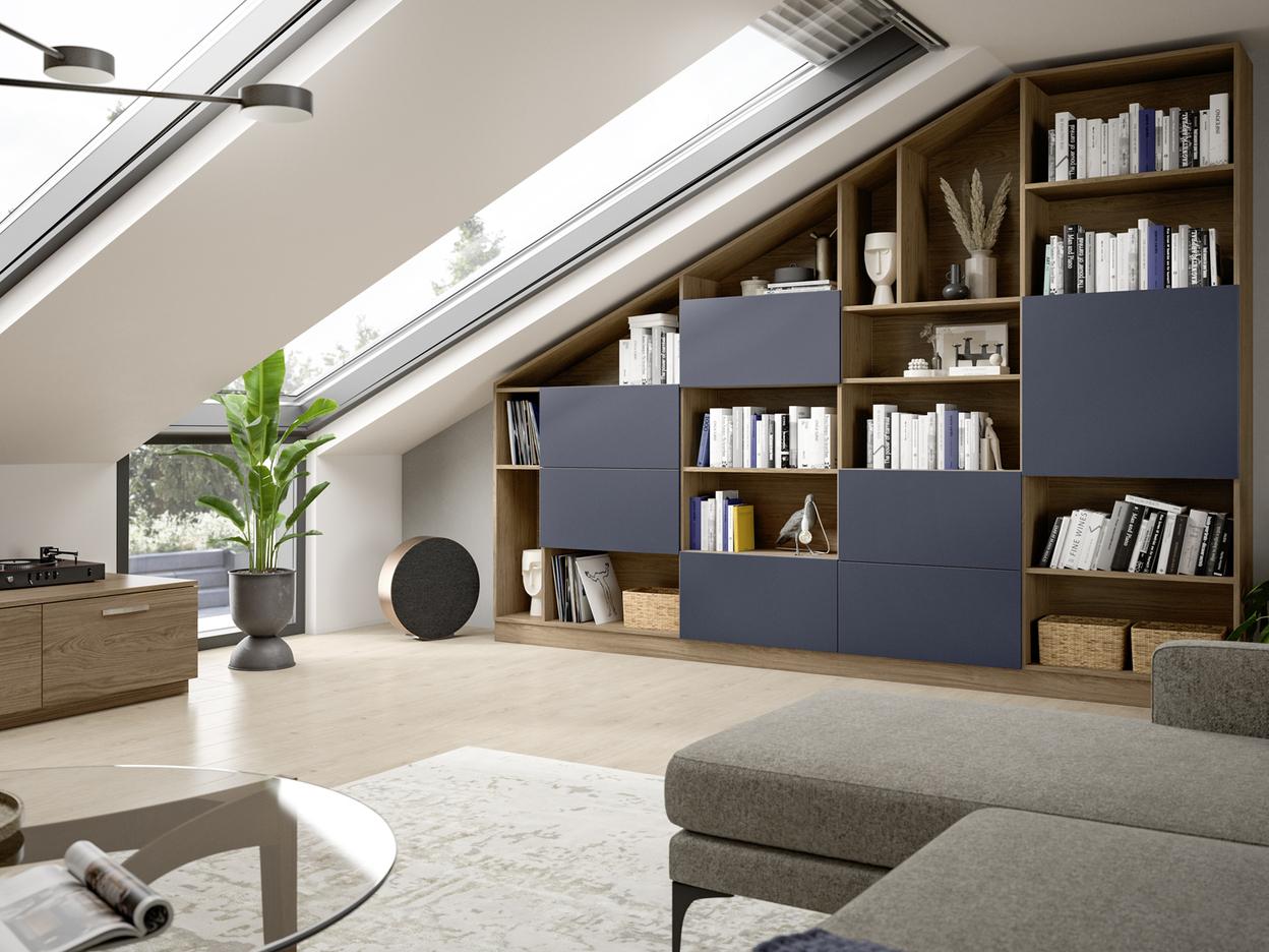 Ein maßgefertigter Schrank in Holz und Blau, der sich perfekt an die Dachschrägen anpasst, sorgt in diesem Wohnzimmer für eine elegante Aufbewahrungslösung.